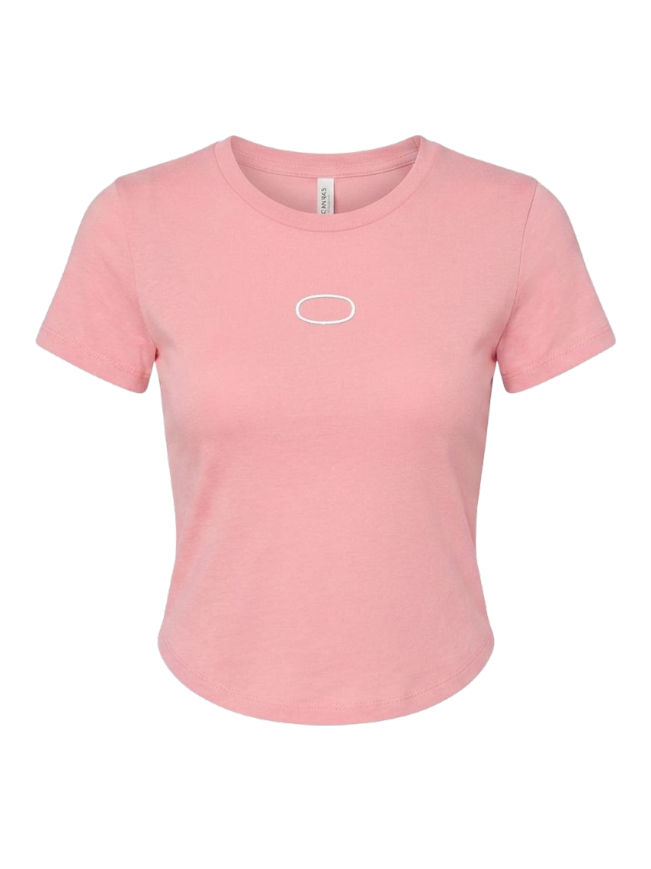Camiseta Baby Tee Oyster Stone, detalle del logo bordado en el pecho