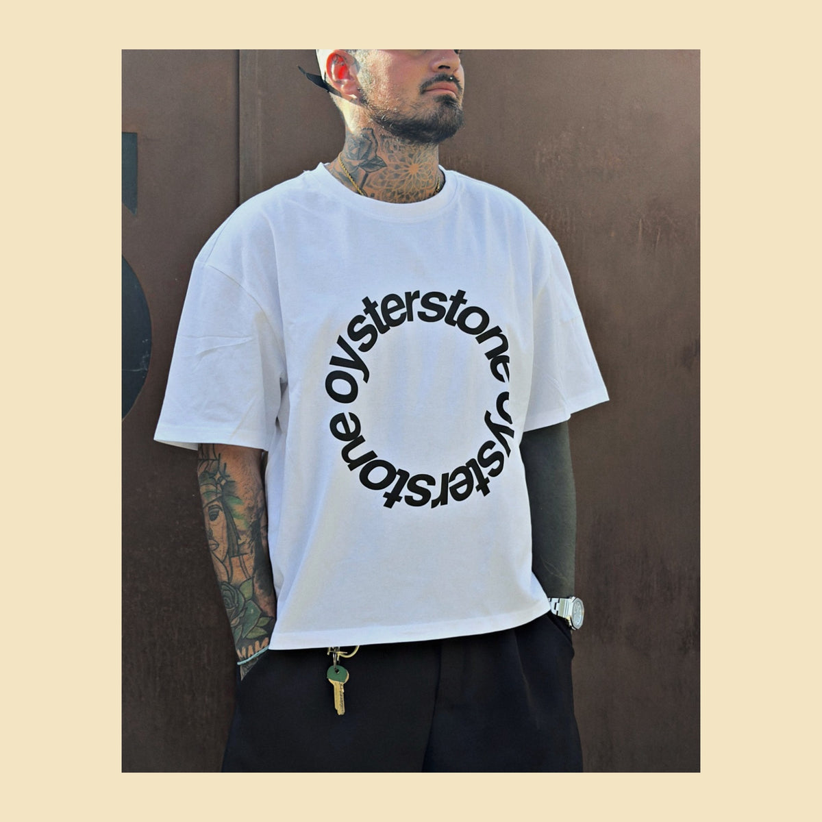 Basic Tee MEMORIES blanca de Oyster Stone, corte cropped oversize, vista frontal