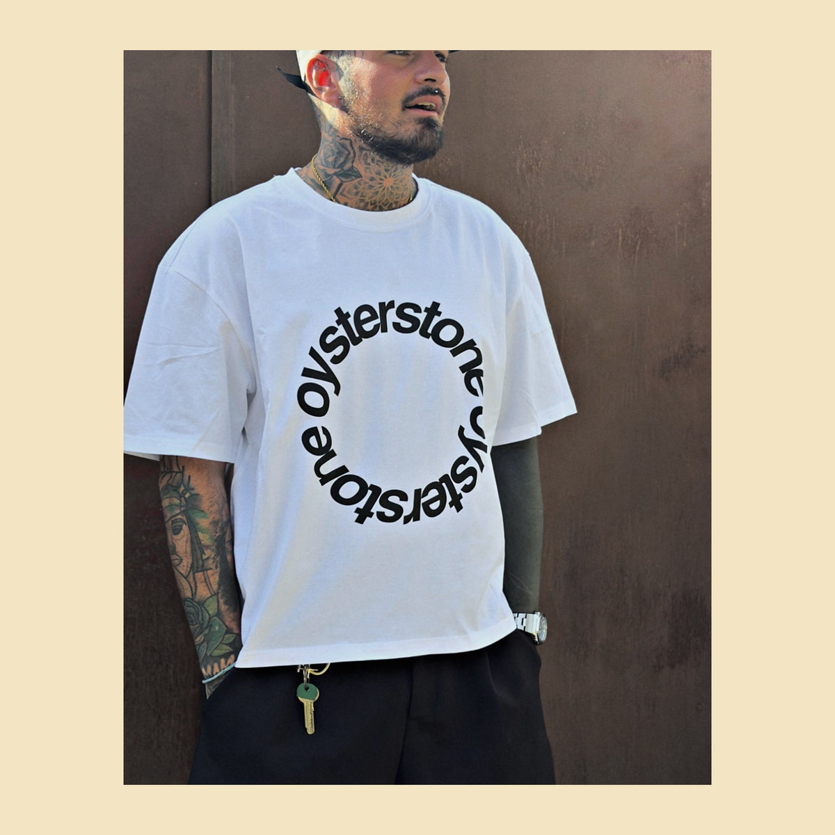 Camiseta blanca MEMORIES con el logo circular oysterstone estampado en el pecho