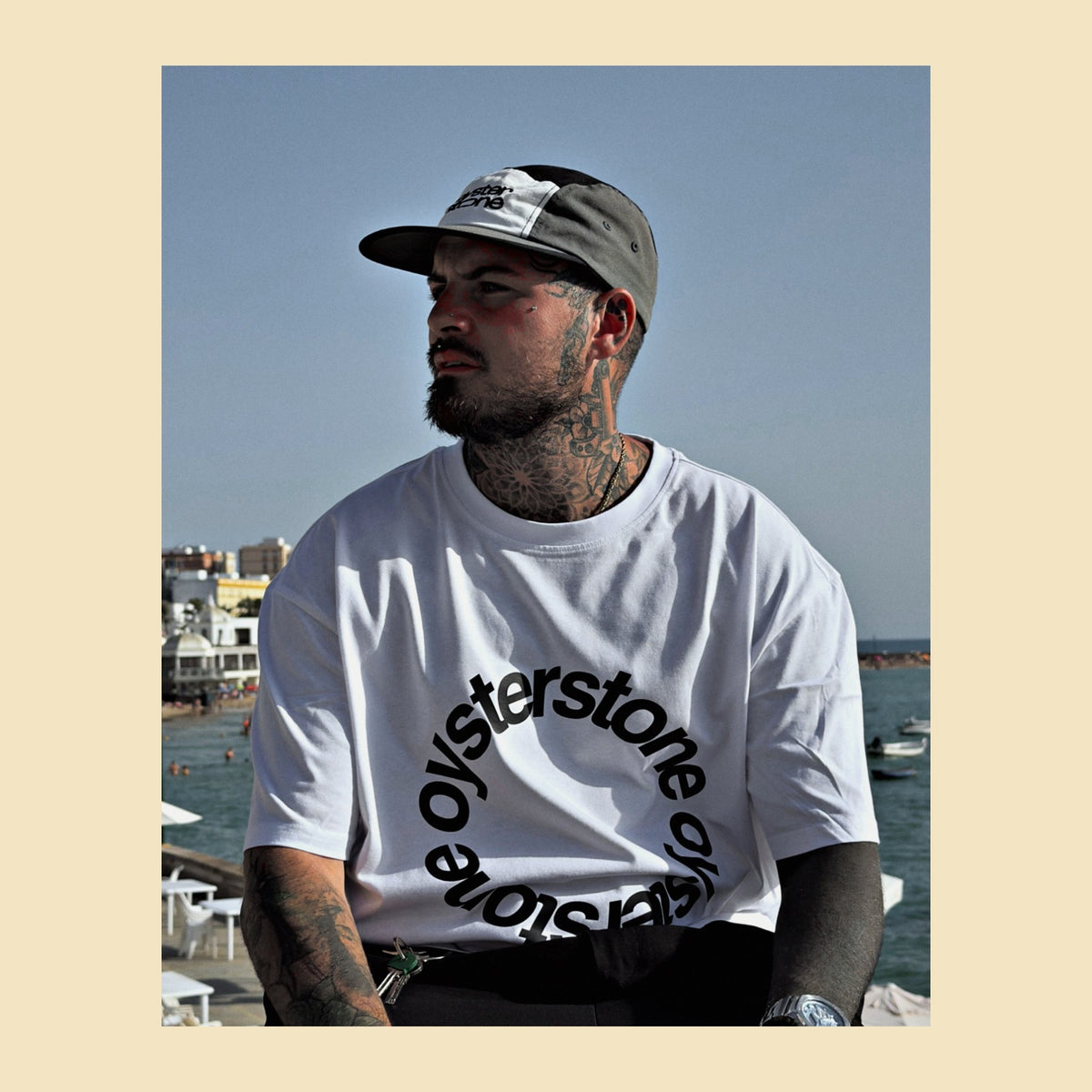 Basic Tee MEMORIES blanca junto al mar en Cadiz, se aprecia el largo cropped