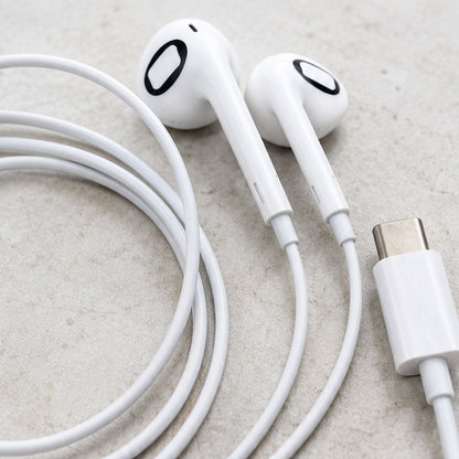 Auriculares con cable USB-C Donde Sonaban, sobre piedra ostionera