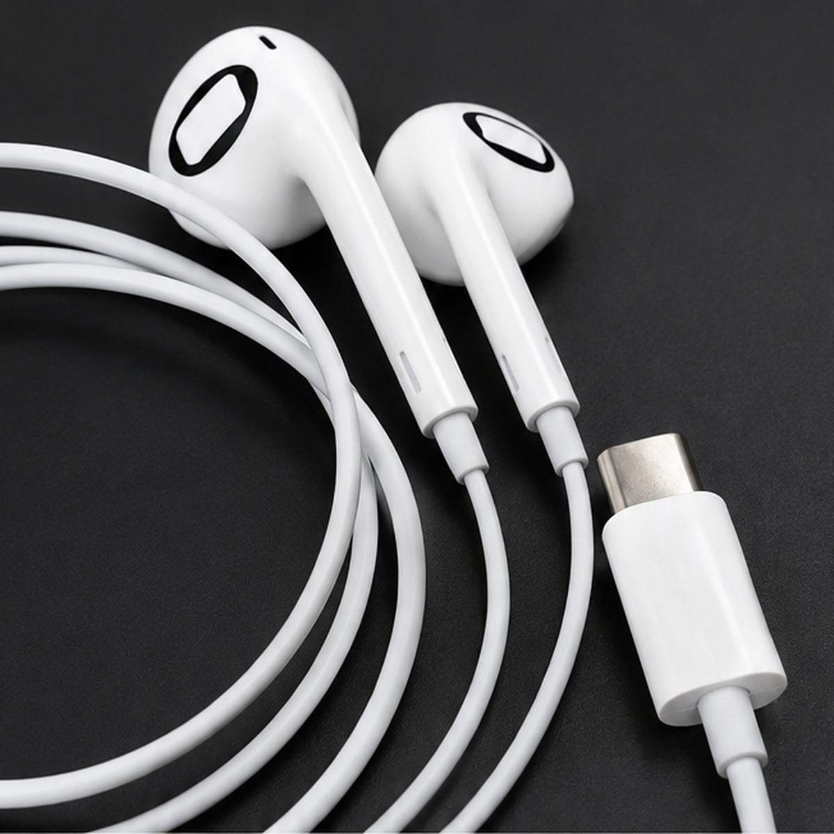Auriculares Donde Sonaban con el cable recogido, sobre fondo negro