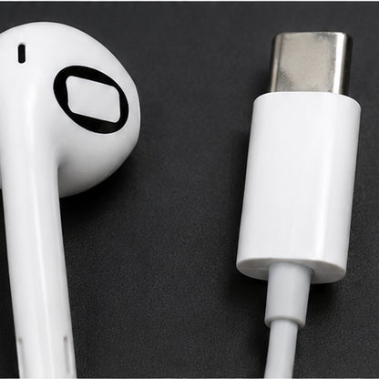 Detalle del conector USB-C de los auriculares Donde Sonaban
