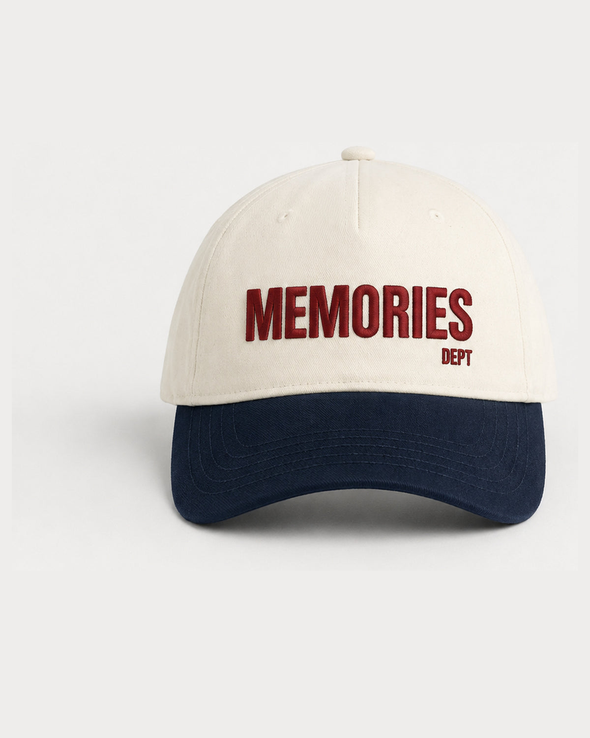 La Última Gorra del Verano, crema con visera azul marino y MEMORIES DEPT bordado en Rojo Cádiz