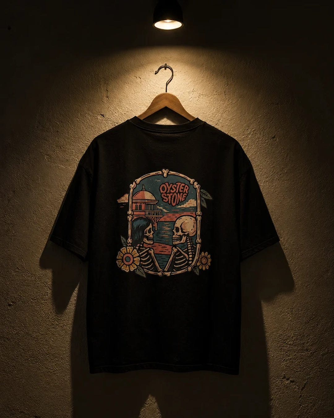 La misma camiseta iluminada por un foco sobre una pared encalada