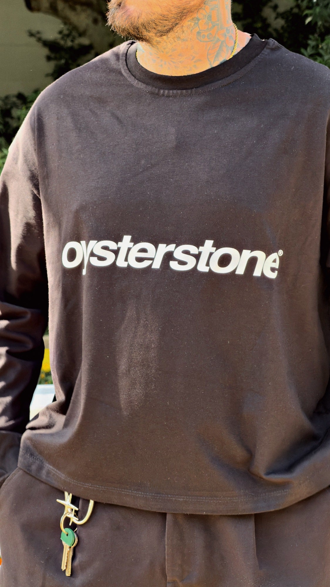 Detalle del estampado oysterstone en el pecho de la Long Sleeve MEMORIES