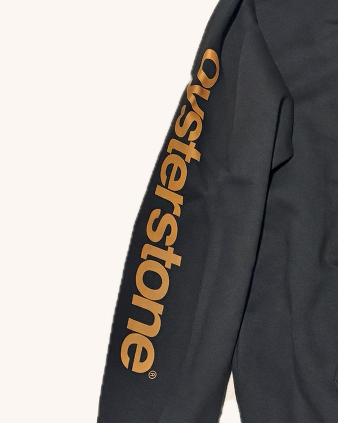 Logo oysterstone naranja en vertical a lo largo de la manga de la Zip Hoodie MEMORIES negro lavado